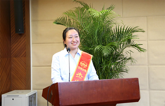 市場營銷中心劉巍巍、技術中心王夏偉代表杰出團隊及優(yōu)秀個人發(fā)言