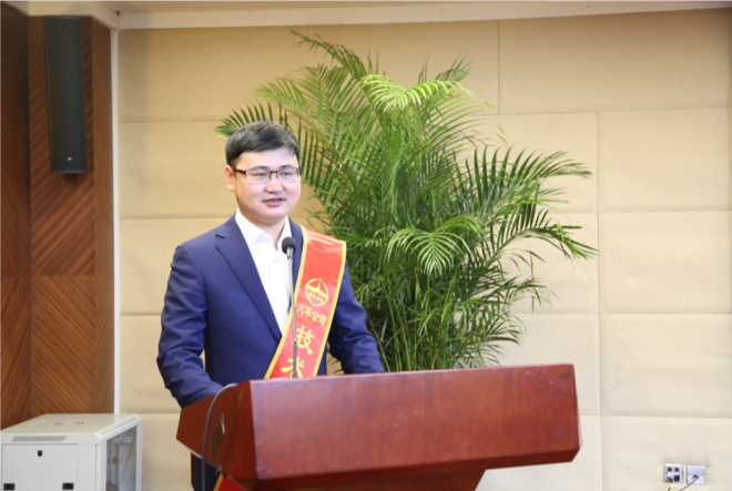 市場營銷中心劉巍巍、技術中心王夏偉代表杰出團隊及優(yōu)